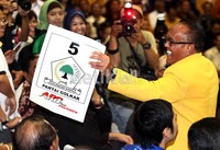 Aburizal Bakrie tampak gembira dengan nomor tersebut.