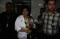 Hartati saat tiba gedung Tipikor dikawal petugas KPK. Ramses/detikFoto.