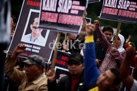 Unjuk rasa ini terkait penggusuran paksa kios para pedagang ini di berbagai stasiunse-Jabodetabek.