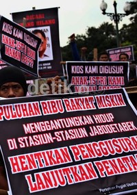 Mereka menolak aksi penggusuran paksa oleh PT KAI.
