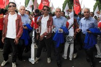 Ketua Umum PAN Hatta Radjasa menembus massa yang memadati kantor KPU.