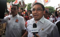 Wakil Ketua Umum Partai Gerindra, Fadli Zon, menjawab pertanyaan wartawan susai berhasil menembus massa.