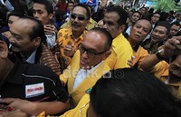 Ical berusaha menembus massa yang memadati depan kantor KPU.