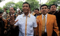 Ketum Hanura Wiranto berjalan santai.