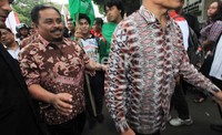 Presiden PKS Lutfi Hasan Ishaq berjalan santai.
