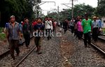 Jalur KRL Diblokir, Penumpang Long March