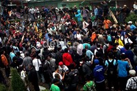 Sementara ratusan pedagang dan mahasiswa masih melakukan aksi blokir di Stasiun Pondok Cina.