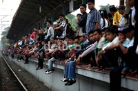 Para penumpang menunggu kereta seusai membukarkan aksi blokir.
