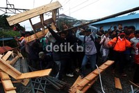 Penumpang yang muncul dari arah Jakarta itu, langsung melabrak massa pedagang dan mahasiswa.