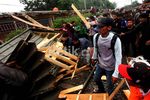 Penumpang Bongkar Paksa Blokade Pedagang