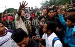 Penumpang Bongkar Paksa Blokade Pedagang