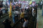 Pedagang Blokir Jalur Kereta di Stasiun Pondok Cina