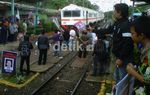 Pedagang Blokir Jalur Kereta di Stasiun Pondok Cina