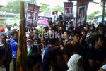 Pedagang Blokir Jalur Kereta di Stasiun Pondok Cina