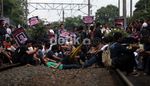 Aksi Mahasiswa Bikin KRL Lumpuh