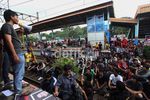 Aksi Mahasiswa Bikin KRL Lumpuh