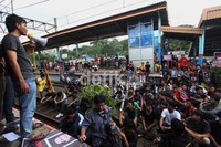 Parapedagang memprotes rencana PT KAI mengusur kios-kios pedagang sepanjang jalur KRL Jakarta- Bogor yang akan menggunakan lahan-lahan di sekitar stasiun sebagai fasilitas pendukung seperti parkir, taman, dan lain-lain.