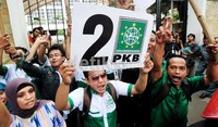 Mereka menempel atau membentangkan spanduk dan stiker untuk nomor partai hasil undian.
