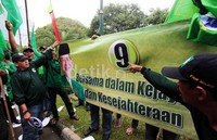 Simpatisan PPP membawa spanduk bergambar Suryadharma Ali.