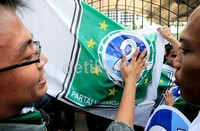 Simpatisan PKB menempelkan nomor dua di spanduk yang dibawanya.