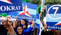 Simpatisan Partai Demokrat juga tak mau kalah. Mereka juga menempelkan nomor sesuai undian di logo Partai Demokrat.