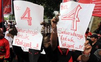 Simpatisan PDIP menunjukkan poster bertuliskan nomor 4.
