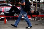 Rel Diblokir Penumpang Terlantar