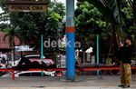 Rel Diblokir Penumpang Terlantar