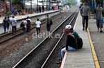 Rel Diblokir Penumpang Terlantar