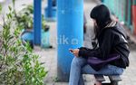 Rel Diblokir Penumpang Terlantar