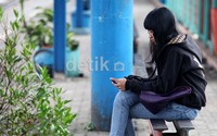 Para penumpang dengan sabar menunggu datangnya kereta.