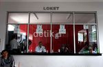 Rel Diblokir Penumpang Terlantar