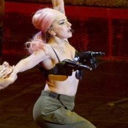 Lady Gaga Diprotes Gara-gara Pakai Bra Pistol