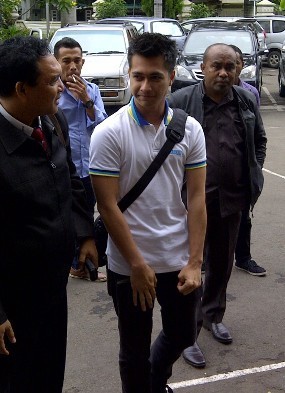 Penuhi Panggilan Polisi, Eza Gionino Didukung EzaGLovers