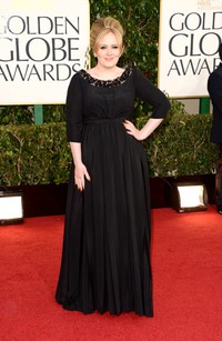 Adele tampil dibalut gaun hitam Burberry. Jason Merritt/Getty Images.