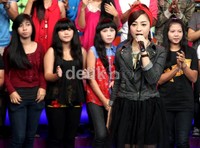 Ia pun memadukan gaya serba hitamnya itu dengan bando merahnya. Gusmun/detikHOT.