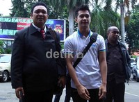 Dengan mengenakan polo shirt berwarna putih Eza datang didampingi pengacaranya, Hendrik Jeheman. Ayya/detikHOT.