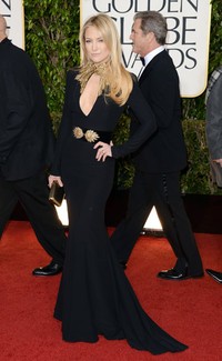 Kate Hudson tampil dengan gaun dengan belahan dada rendah rancangan Alexander McQueen. Jason Merritt/Getty Images.