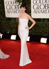 Anne Hathaway tampak cantik elegan dibalut dress putih Chanel. Jason Merritt/Getty Images.