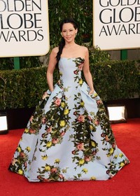 Gaun biru dengan motif print bunga rancangan Carolina Herrera menarik perhatian publik di red carpet. Jason Merritt/Getty Images.