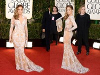Jennifer Lopez menjadi pusat perhatian dengan gaun menerawang rancangan Zuhair Murad. Jason Merritt/Getty Images.