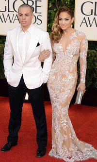 Saat berada di red carpet, ia pun sempat berpose bersama sang kekasih Casper Smart. Jason Merritt/Getty Images.