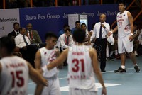 Asisten pelatih tim Garuda Antonius Ferry Rinaldo Sinaga (kedua dari kanan), memberikan semangat kepada para pemain di kuarter keempat.