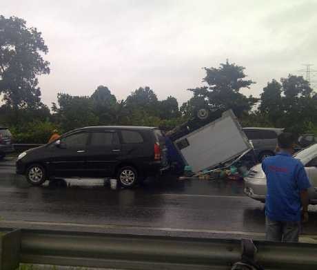 Mobil Boks Terbalik di Tol Jagorawi