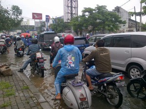 Jalan Ciledug Raya Banjir, Puluhan Motor Mogok