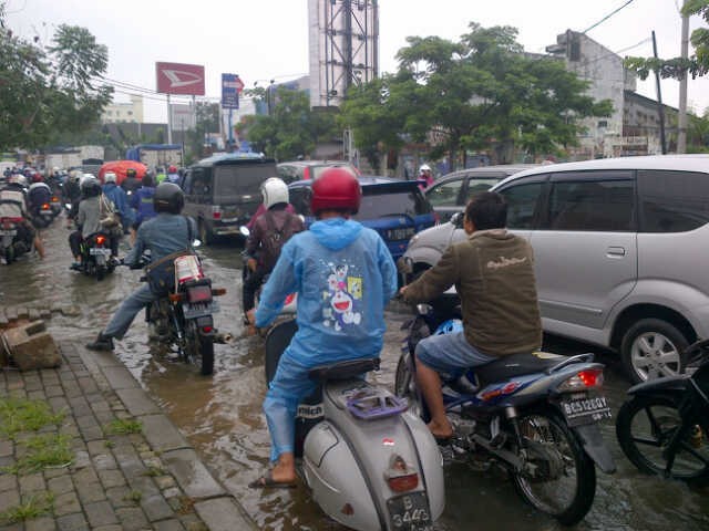 Jalan Ciledug Raya Banjir, Puluhan Motor Mogok