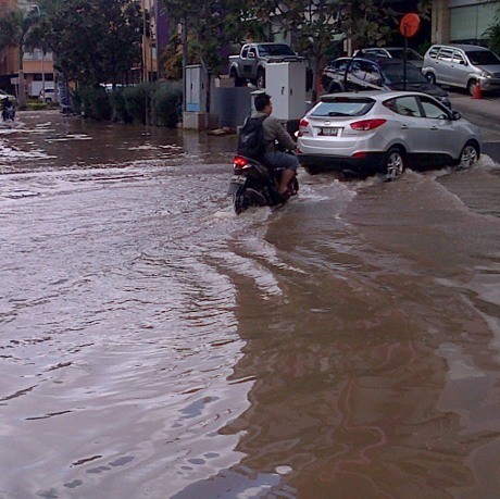 Warga Manfaatkan Banjir Cengkareng untuk Mencuci Motor