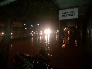 Genangan Air di Jalan Raya Jatinegara, Lalin Macet 2 Km