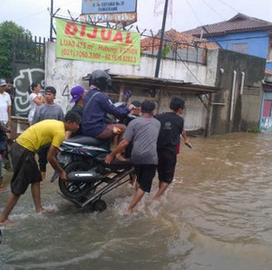 Ojek Gerobak dan Bengkel Motor Dadakan Muncul di Lokasi Banjir Joglo