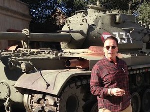 Arnold Schwarzenegger Pakai Tank Pribadi Buat Gilas Mercy